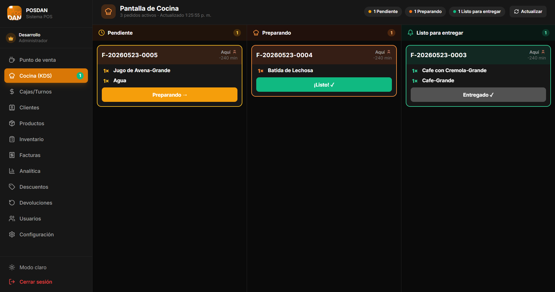 Pantalla de cocina KDS con las 3 columnas: Pendiente, Preparando y Listo para entregar